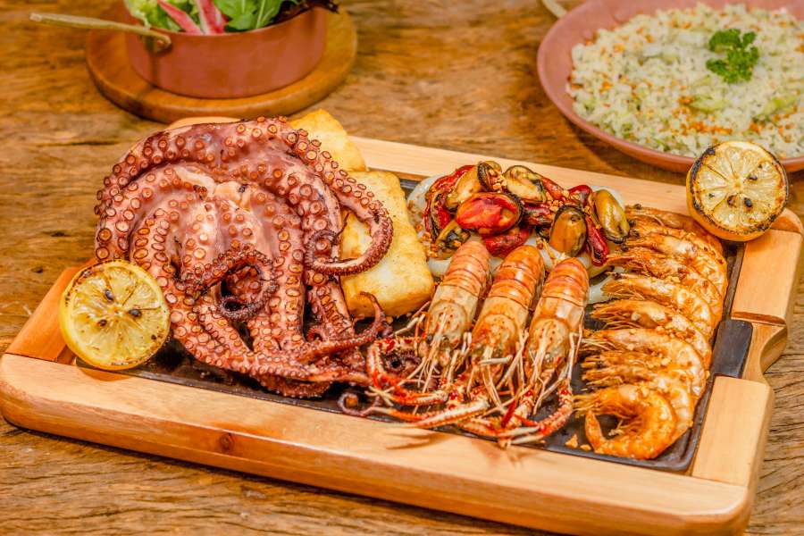 polvo, frutos do mar, camarão, camarão, refeição, comida, peixe, gourmet, delicioso, jantar, culinária, saudável, tradicional, fresco, cebola, restaurante, almoço, saboroso, mexilhão, lula, prato, cozinha, prato, vermelho, salada, preparado, pimenta, pimentão, ingrediente, nutrição, marinado, picado, mar, concha, vegetal, salsa, aperitivo, limão, quente, asiático, cru, molho, grelha, closeup, gastronomia, óleo, comer, rústico, plano de fundo, marisco