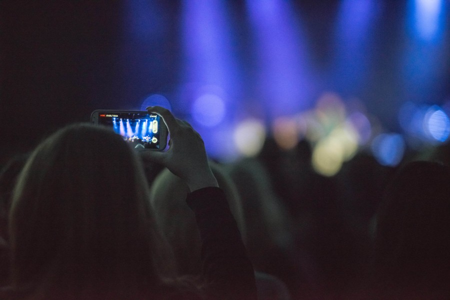 Audiência, Banda, fotografia, Concerto, comemorar, conectar, multidão, festival, móvel, pessoas, desempenho, telefone, vídeo, celular, filme, filmagens, luz, luzes, conceito, tecnologia,