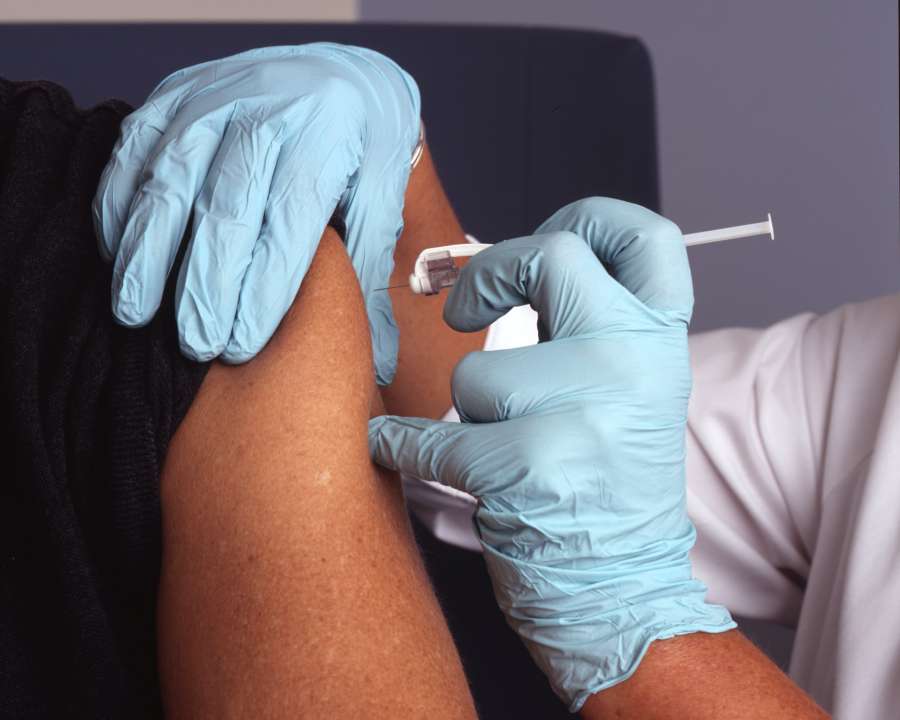 médico, vacina, paciente, doença, vírus, vacinação, enfermeira, prevenção, coronavírus, injeção, clínica, saúde, proteção, medicina, covid-19, hospital, pandemia, mulher, braço, imunização, gripe, doença, médico, corona, gripe, covid, epidemia, saúde, seringa, conceito, cuidados, adulto, estúdio, fêmea, injetando, mão, campanha, homem, pessoas, imunidade, máscara facial, vacinado, foco seletivo, caucasiano, gesso, receber, bandagem adesiva, máscara , plano de fundo, aplicando