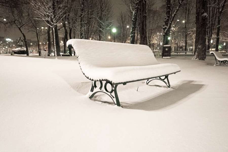 Banco, parque, plaza, noche, nieve, invierno, cubierto, frío, nadie,