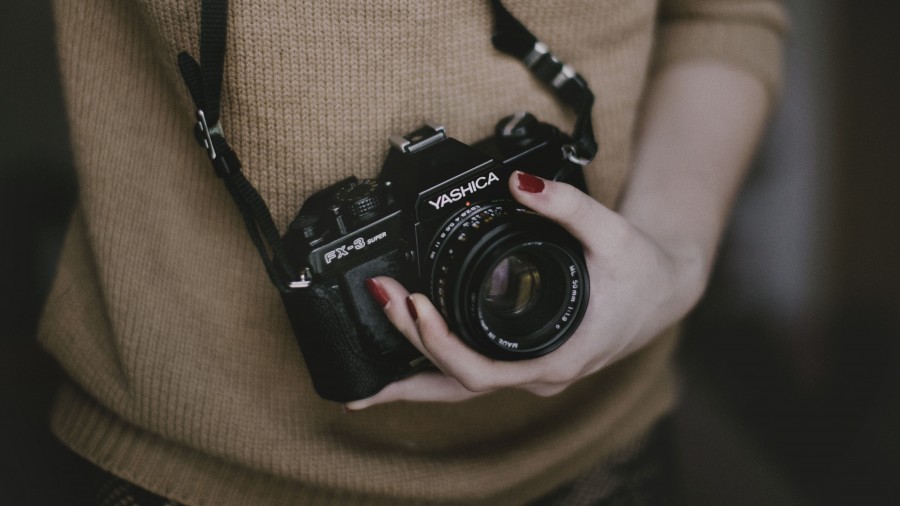uma pessoa, pessoas, mulher, câmera, fotografia, fotógrafo, close-up, camisola, marrom, yashica, lente,