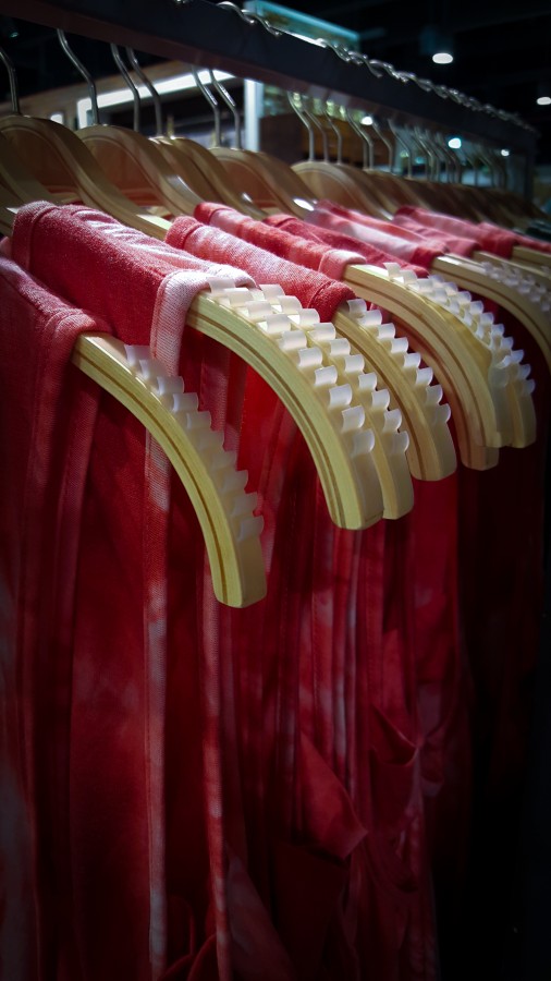 Vestuário, Pendurar, Fazer Compras, Comércio, Vestido, Colorido, Primeiro plano, Têxtil, Luz Solar, Pequenas Empresas, Variação, Escolha, Ninguém, Ao Ar Livre, Imagem a cores, Dia, For Sale - Inglês, Fotografia, Horizontal, Tenda do mercado, vestuário, moda, boutique, barra, cabides, escolha, cabide, fêmea, venda, vestido, vestuário, terno, vestuário, vestuário, calças, traje, vestuário, camisa, camisas, cores