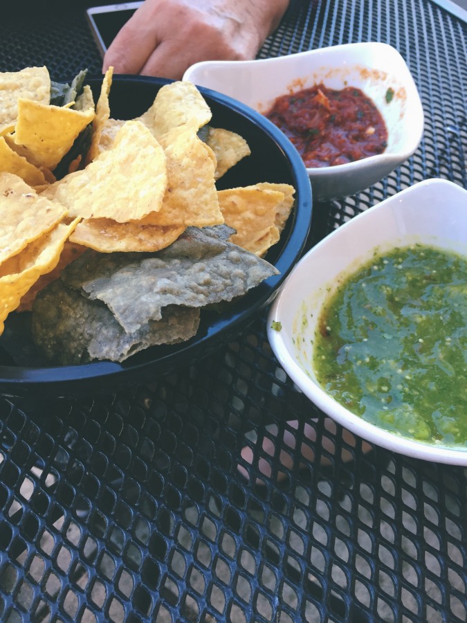 comida mexicana, refeições, méxico, nachos, guacamole, molho quente, pico de gallo