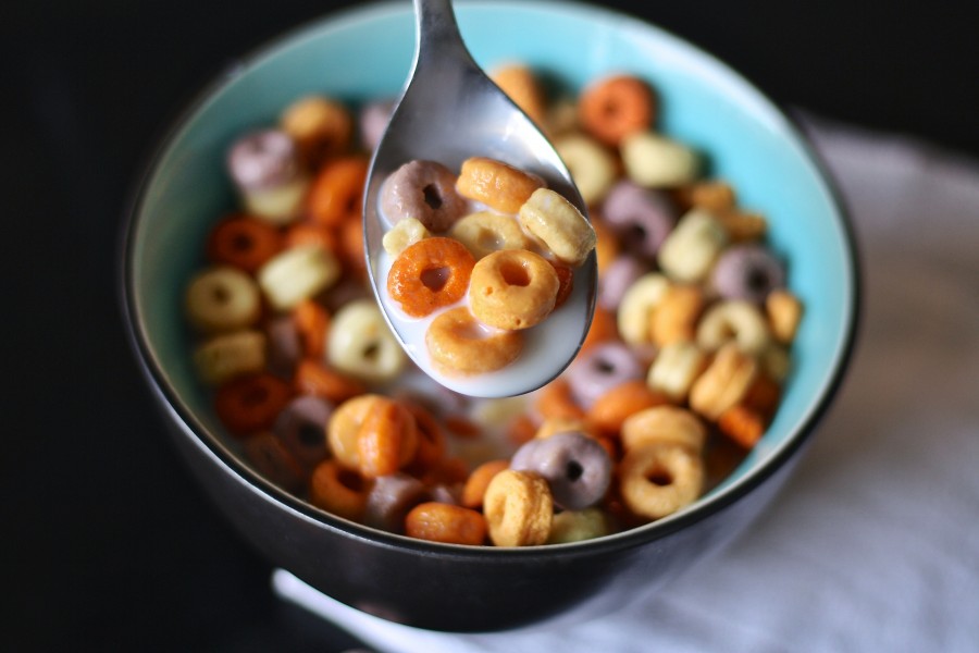 cereais, colher, leite, cheerios, crianças, criança, manhã, comida, café da manhã, saudável, comer, casa, mesa, refeições, cozinha, infância, nutrição, tigela, feliz, colorido, tigela, prato, comida e bebidas