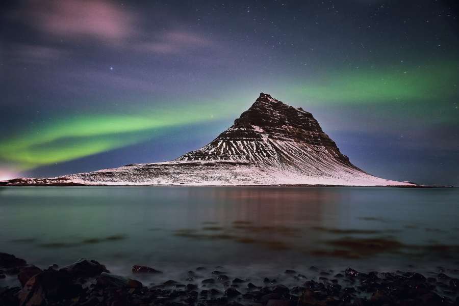 islândia, noite, paisagem, verde, inverno, aurora, norte, natureza, boreal, céu, ártico, noruega, luz, norte, astronomia, estrela, frio, montanha, espaço, neve, viagem, bela, aurora boreal, polar, norte luzes, mar, escandinávia, estrelas, universo, lofoten, ilha, gelo, pólo, plano de fundo, galáxia, reflexão, nórdico, magnético, estrelado, azul, beleza, luzes polares, paisagem, finlândia, rocha, fiorde, água, natural, solar , colorido