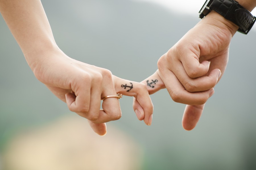 Tatuagens, símbolos, mãos, tatuadas, para sempre, tinta, âncoras, casal, mulher, homem, jovem, duas pessoas, close-up, relógio, anel de ouro, ternura, doçura, amor, apaixonar-se, apaixonar-se, unidos, namorada, namorado namorados, namoro, feminino, masculino, eternidade, dedos, entrelaçados, dedo indicador, juntos, bom porto, vir a fruição, amor imagens de hd