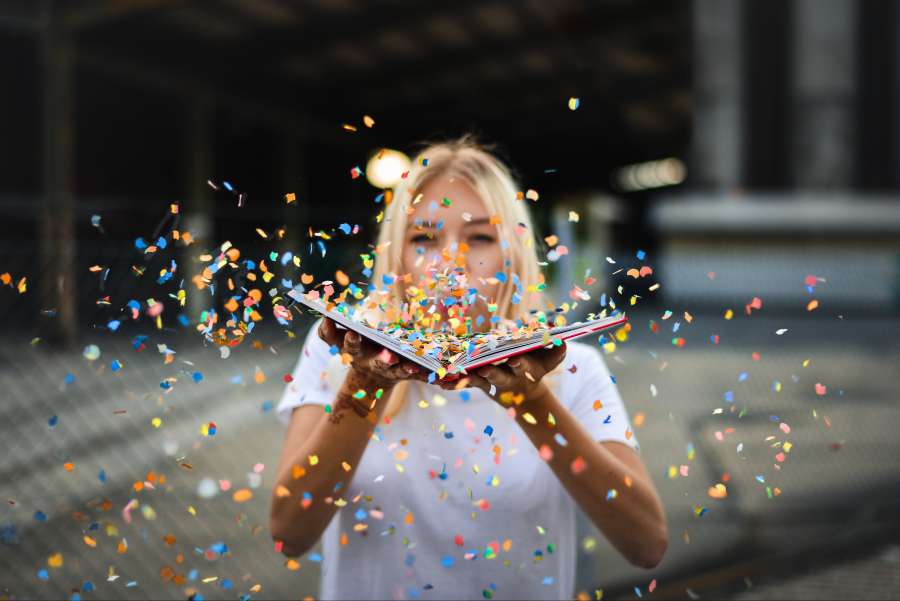 mulher, livro, loira, celebração, menina, jovem, fêmea, bela, caucasiana, retrato, feliz, adulto, expressão, sucesso, alegre, dia, diversão, educação, branco, bem-sucedido, rosto, positivo, felicidade, vitória, comemorar, animado, pessoa, vencedor, decoração, triunfo, conquista, vitória, alegria, estudante, sorriso, cerimônia, casa, conhecimento, rosa, estudo, comemorando, estilo de vida, gesto, grito, universidade, biblioteca, escola, livro didático, sopro, confete,