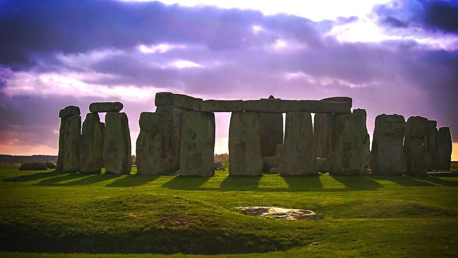 stonehenge, inglaterra, pedra, paisagem, antigo, patrimônio, grã-bretanha, reino unido, rocha, pré-histórico, monumento, céu, marco, mistério, histórico, inglês, turismo, salisbury, círculo, velho, viagem, Wiltshire, grama, henge, pôr do sol, unesco, dramático, europa, pré-história, arquitetura, maravilha, zona rural, atração, nuvens, ao ar livre, megálito, nascer do sol, religioso, ruínas, solstício, cultura, arqueologia, bonito, colorido, local, mundo, laranja, reino, símbolo, idade