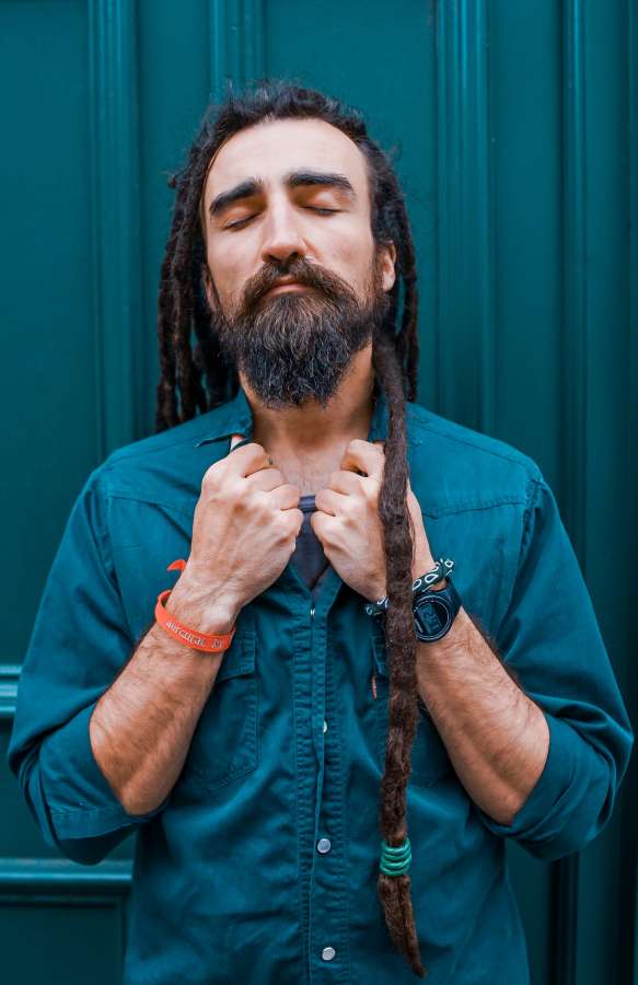 Retrato homem, retrato, adulto, olhos fechados, rasta, dreadlocks, cabelo, barba, elegante, moderno, camisa, estilo,