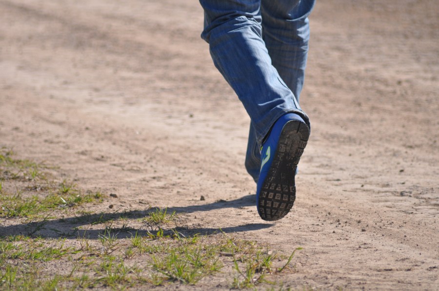 Uma pessoa, pernas, parte do corpo, andar, terra, lama, chinelos, caminhadas, esportes, trekking, rua, rota, terra, movimento, tênis, correndo,