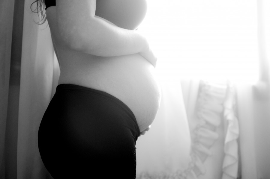 Adulto, Antecipação, Preto e branco, Grávida, Em branco, Esperança, Em pé, Fundo preto, Fotografia, Horizontal, Mão humana, Molhado, Mulheres, Parte do corpo humano, Pessoas, Princípios, Seção intermediária, Adults only Somente mulheres, Tocando, Uma pessoa, Uma mulher, harmonia, felicidade, fotografia, barriga, abdômen, vertical, nova vida, concepção, esperar, gravidez, 9 meses, interior, janela