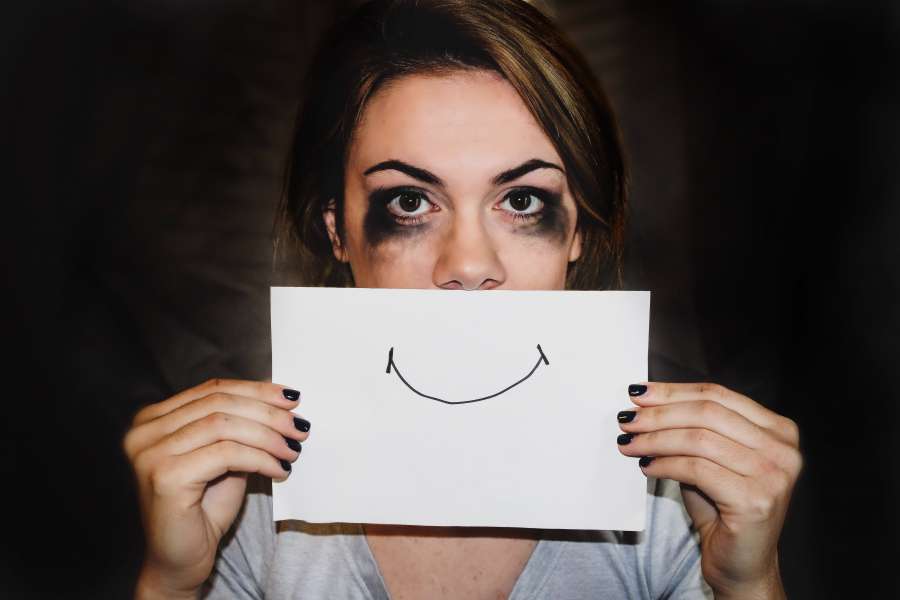 Mulher triste, conceito com desenho de sorriso em um papel, conceito, triste, rosto, símbolo, feliz, mulher, plano de fundo, infeliz, desenho, sorriso, emoção, fracasso, jovem, feminino, negativo, pessoa, depressão, sinal, tristeza, adulto humor, solitário, tristeza, sorrindo, sentimento, ajuda, psicologia, estresse, pessoas, emocional, segurando, expressão, deprimido, mão, bonito, frustração, dificuldade, estilo de vida, infortúnio, desespero, caucasiano, ansiedade, mental, problema, vida , melancolia, felicidade, desenhado, desmotivado