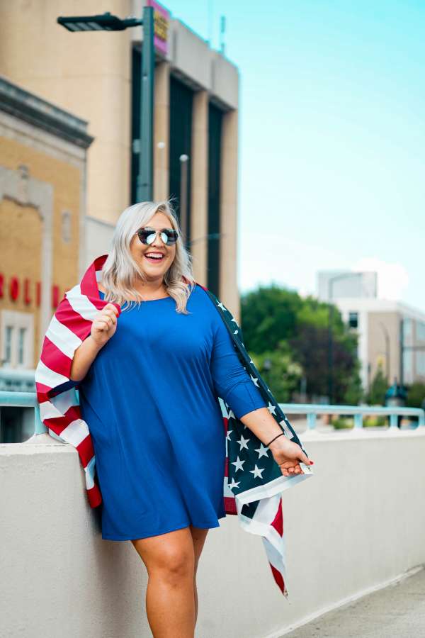 americana, independência, eua, dia, américa, feriado, julho, celebração, feliz, nacional, bandeira, unido, liberdade, azul, plano de fundo, vermelho, patriótico, quarto, 4, patriotismo, saudação, design, 4 de julho, evento, branco, estados, estados unidos, dia da independência, país, comemorar, história, nação, 4, quarto de julho, liberdade, 4 de julho, 4 de julho, 4 de julho plano de fundo, bandeira dos EUA, bandeira dos estados unidos, pessoas reais, gorda, mulher , loira, tamanho grande,