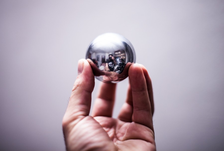 conceito, bola, metais, mãos, redondo, esfera, metálico, reflexão, moderno, bola,