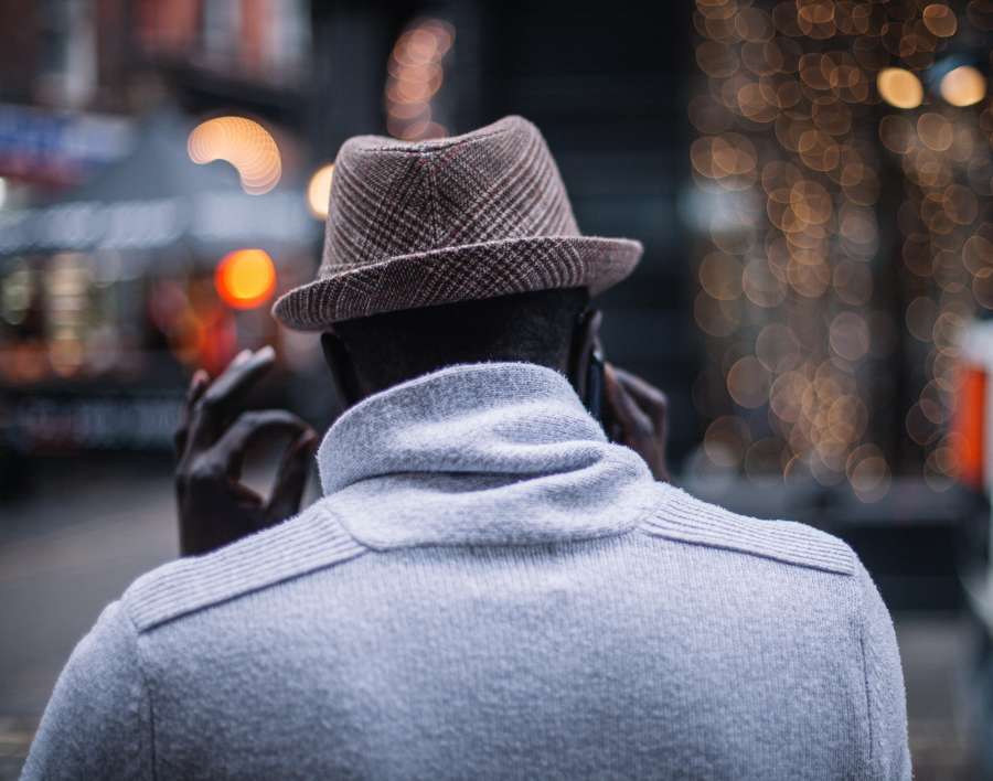 homem, andando, casaco, veludo cotelê, chapéu, luvas, frio, inverno, europa, moda,