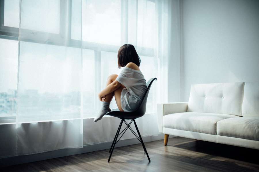 jovem, janela, mulher, fêmea, menina, triste, adulto, sozinho, sentado, bela, retrato, pessoas, casa, solitário, senhora, depressão, pessoa, rosto, infeliz, solidão, caucasiano, estilo de vida, olhando, luz, plano de fundo, preocupado, atraente, chuva, deprimido, estresse, adolescente, problema, fofo, cansado, dor, bonito, lazer, beleza, saúde, brilhante, tristeza, interior, problemas, vista, mental, doente, dentro de casa, manhã, frente, mão