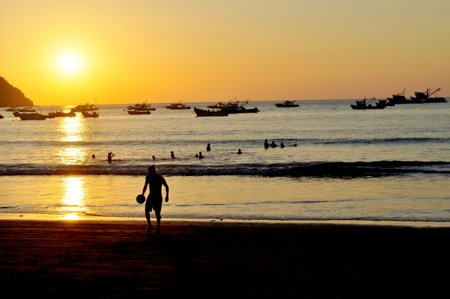 uma pessoa, pessoas, homem, bola, futebol, pôr do sol, praia, costa, puerto lopez, equador, américa, latin, latina, pôr do sol, pôr do sol, esportes, jogar, jogo, jovem,