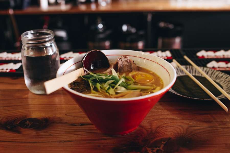 comida, sopa, cozinhar, asiático, japonês, ramen, refeição, culinária, macarrão, tigela, almoço, delicioso, chinês, tradicional, plano de fundo, prato, Japão, jantar, Ásia, quente, saudável, gourmet, ovo, carne, pauzinhos, porco, macarrão, cebola, saboroso, fresco, soja, branco, missô, vegetal, caldo, udon, molho, comer, restaurante, cozido, comer, vegetais, menu, cultura, isolado, verde, pauzinho, frango, ingrediente, picante