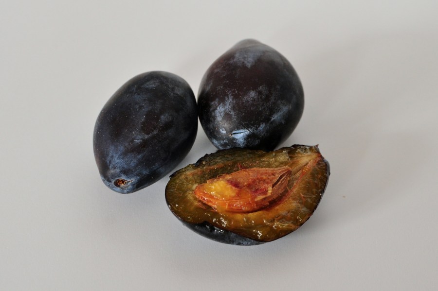 ameixa, ameixas, frutas, frutas, três, metade, corte, carozo, fundo branco,
