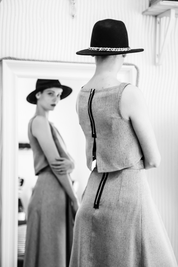 mulher, espelho, moda, beleza, auto-estima, modelo, 20 anos, vestido, preto e branco, uma pessoa, pessoas, chapéu,