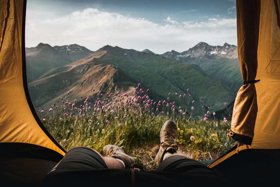 homem, tenda, paisagem, aventura, ornamentado, acampamento, acampamento, porta, dia, verão, ensolarado, primavera, montanha, sapatos, uma pessoa, viagem, viagem, tranquilidade, relaxar,