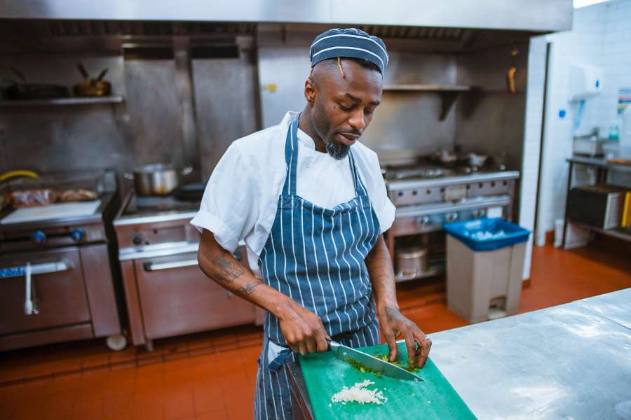 cozinheiro, cozinheiro, homem, adulto, uma pessoa, pessoas, cozinha, profissão, trabalho, pique, picar, alho, cozinheiro, cozinhar, interior,