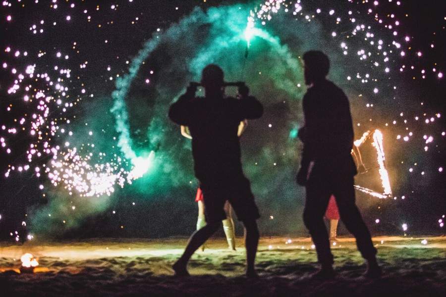 celebração, celebração, pessoas, grupo de pessoas, adulto, adultos, noite, noite, fogos de artifício, alegria, praia, ano novo, véspera de ano novo, conceito, celebração, início, feliz ano novo, feliz ano novo, ano novo, feliz 2017 De 2017