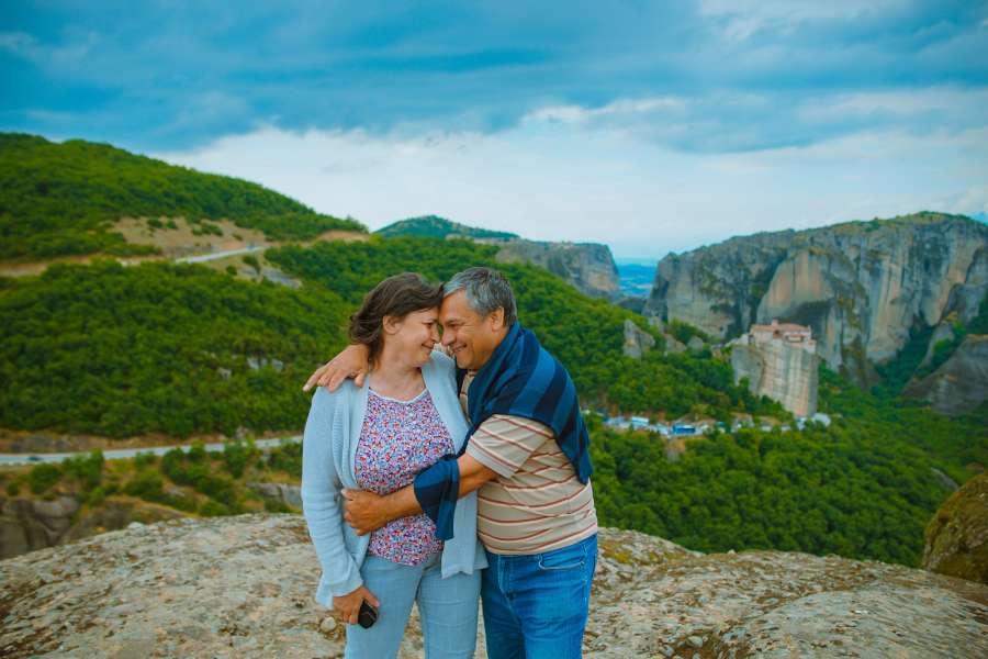 casal, abraço, adulto, fora, paisagem, férias, viagem, dia, montanha, 50 anos de idade,