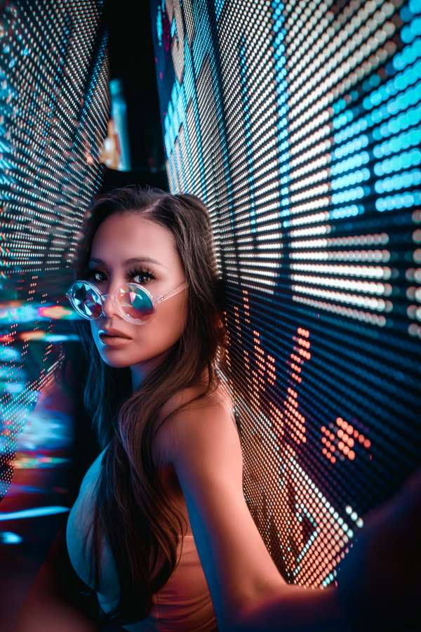 jovem, mulher, fêmea, óculos, moderno, atraente, feliz, bonita, bonita, menina, retrato, pessoa, adulto, modelo, pessoas, confiante, senhora, alegre, caucasiano, bem-sucedido, câmera, moda, branco, casual, felicidade, inteligente, estudante, olhando para a câmera, alegria, estilo, aparência, cabelo, tecnologia, profissional, estilo de vida, plano de fundo, rosto, fofo, beleza, charmoso, moderno, legal, óculos, conceito, inteligente, tecnologia, pele, lindo atraente, estilo de vida estúdio, estilo de vida jovem, moderno e elegante