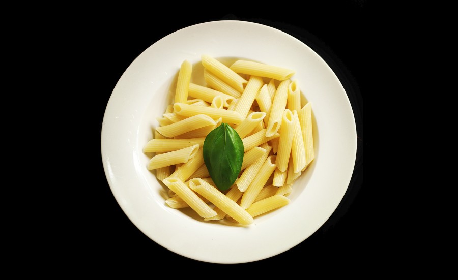 Tirabuzon, macarrão, refeições, semolina, cozinhar, cozinhar, mãos, macarrão, fundo preto, prato,