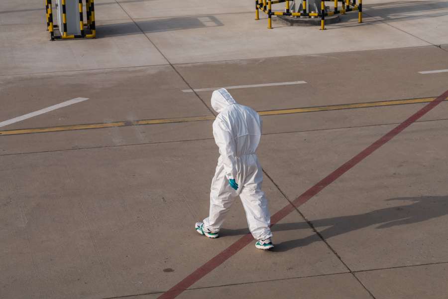 hazmat, máscara, traje, proteção, perigo, respirador, químico, perigo, homem, segurança, proteção, vírus, risco biológico, epidemia, doença, equipamento, coronavírus, infecção, uniforme, luvas, pandemia, covid-19, trabalhador, desinfecção, limpeza, prevenção, masculino, spray, pessoas, gás, radiação, médico, pessoa, contaminação, ciência, branco, quarentena, poluição, trabalho, corona, seguro, radioativo, adulto, saúde, óculos de proteção, cientista, cara, doença, descontaminação, infestação
