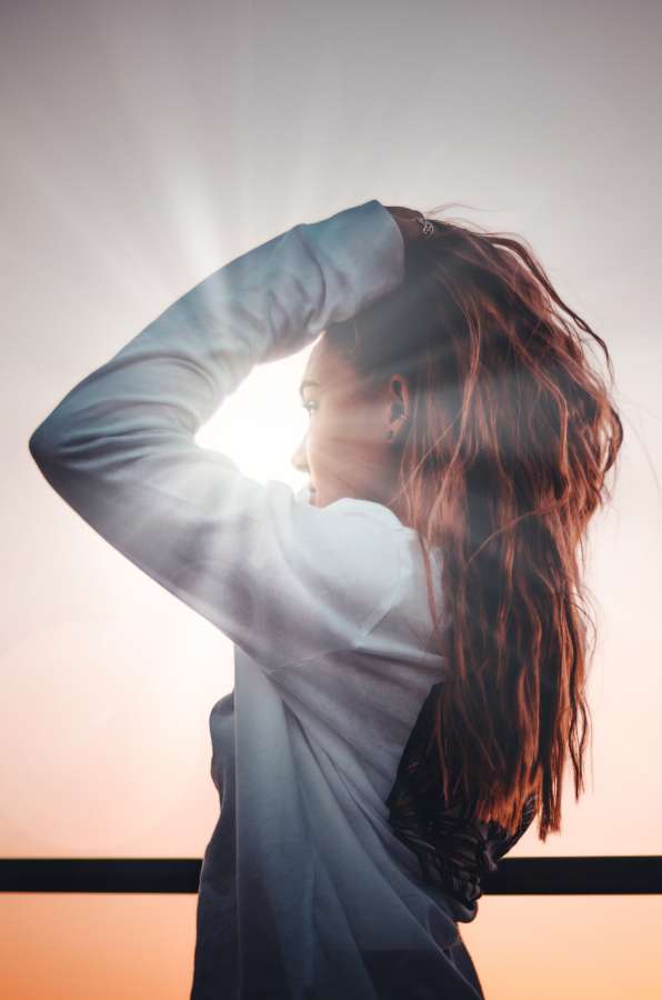 Mulher olhando para o horizonte uma pessoa, pessoas, mulher, jovem, 20 anos, cabelo, beleza, estilo, brilho, pôr do sol, exterior, olhar, girlpower, feminino, atitude,