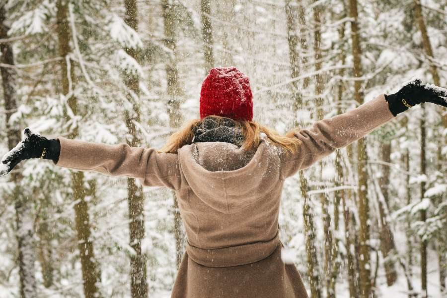 mulher, fora, neve, inverno, abrigo, floresta, liberdade, férias, felicidade, alegria, chapéu, nevado, árvore, braços abertos,