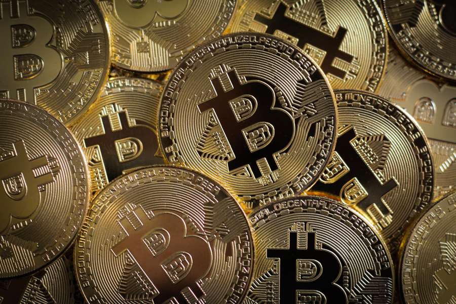 bitcoin, negócios, moeda, dinheiro, virtual, moeda, criptomoeda, digital, câmbio, criptografia, conceito, comércio, blockchain, ouro, economia, finanças, bancário, bit, dourado, criptografia, pagamento, eletrônico, financeiro, internet, mineração, dinheiro, banco, btc, plano de fundo, tecnologia, símbolo, mercado, pagamento, web, comércio, global, computador, investimento, comprar, internacional, comércio eletrônico, valor, anônimo, carteira, poupança, rede, moeda de bits
