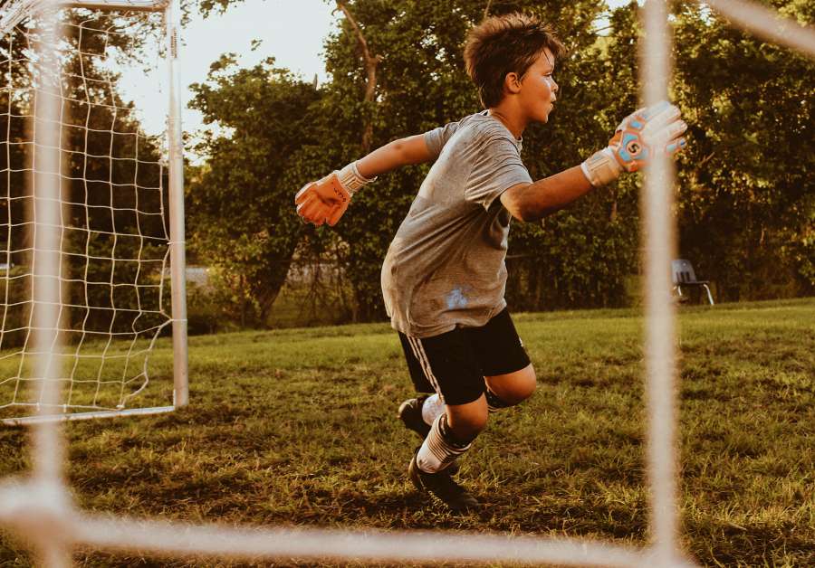 uma pessoa, criança, jogo, esporte, futebol, gol, rede, goleiro, goleiro, goleiro, ação, movimento, 10 anos, atividade,