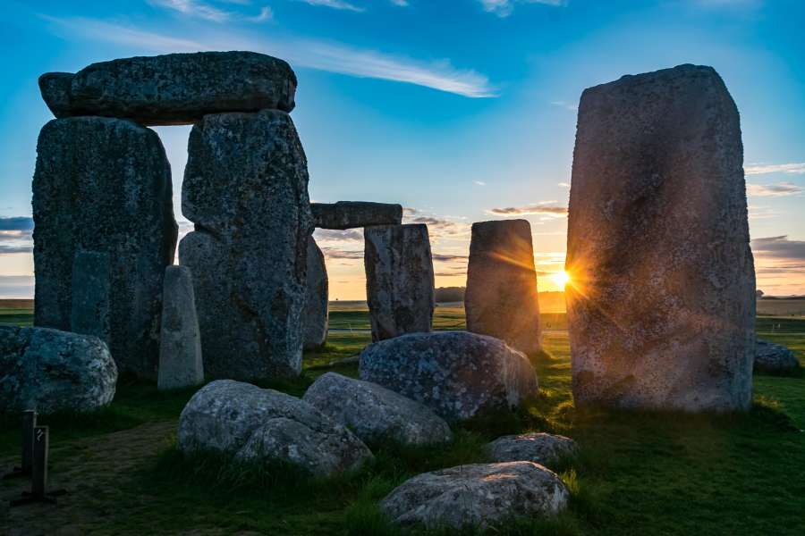 monumento, pré-histórico, pôr do sol, stonehenge, marco, inglaterra, grã-bretanha, antigo, pedra, paisagem, patrimônio, reino unido, céu, inglês, salisbury, círculo, rocha, viagem, turismo, mistério, histórico, dramático, maravilha, antigo, Wiltshire, unesco, europa, nascer do sol, solstício, ruínas, arqueologia, henge, atração, nuvens, grama, laranja, ao ar livre, bela, ruína, arquitetura, famoso, símbolo, pré-história, colorido, religião, megálito, rosa, sol, zona rural, verão