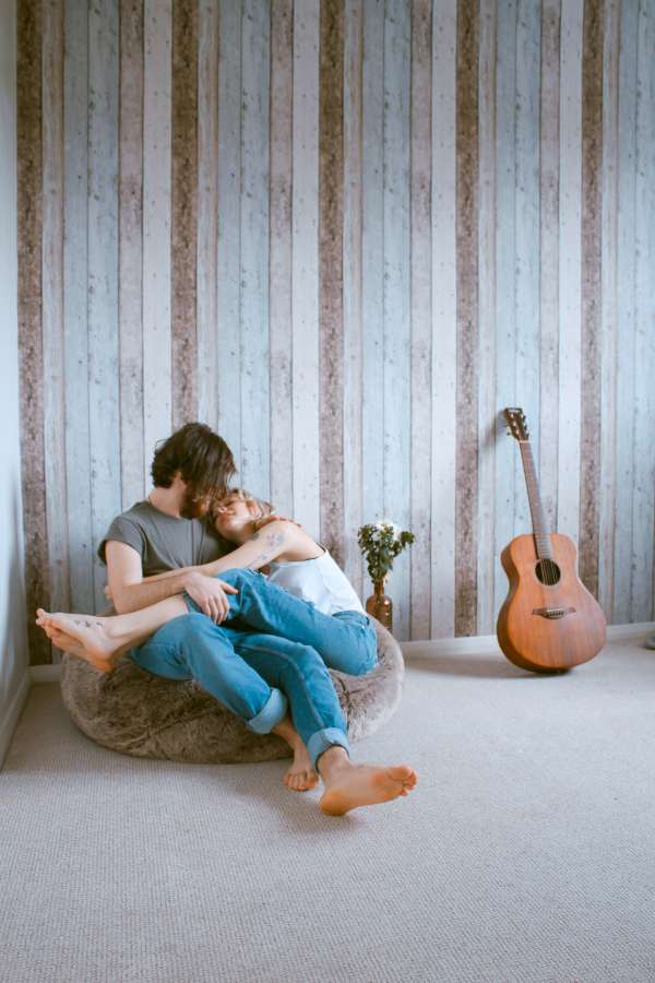 amor, casa, casal, homem, jovem, casa, relacionamento, família, mulher, feliz, estilo de vida, dentro de casa, felicidade, juntos, apartamento, sala, sofá, sentado, abraçando, sorrindo, moderno, esposa, procurando, casual, alegre, marido, adulto, vida, hipoteca, homem, pessoas, sofá, fêmea, retrato, abraço, novo, abraço, namorado, acariciando, doméstico, caucasiano, bem sucedido, casado, lazer, dois, realocação, guitarra

