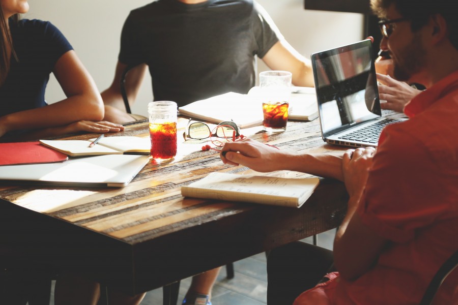 equipe, reunião, negócio, escritório, notepad, escrita, bebidas, pessoas, laptop, computador, notas, startup, operação, laptop, trabalho, escrivaninha, group,
