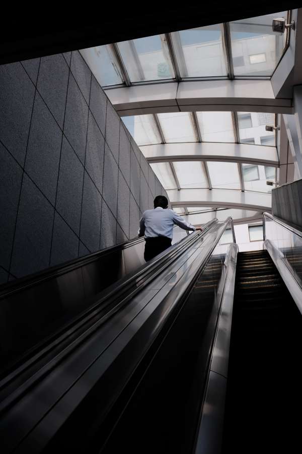 escada rolante, negócios, homem, moderno, empresário, pessoas, ascendente, urbano, interior, vista, em pé, caucasiano, movimento, viagem, adulto, terno, fotografia, escada, transporte, corporativo, um, escada, escritório, interior, tecnologia, horizontal, somente, alto, homens, conveniência, ângulo, lado, movimento, jornada, escada, estrutura, comercial, bairro, plano de fundo, cidade, edifício, arquitetura, vidro, interno, elevador, espaço, meio, pasta, interior, desfoque, viajando, cavalgando, três, comprimento, acima, cintura, rússia, adulto médio, aeroporto, bem vestido, corretor, público, longo, pessoa, passagem, comerciante, contemporâneo, Moscou, trabalho, somente homens, especialidade, profissional, delegado, empregado, descendente, financeiro, jovem, executivo, em movimento, economista, gerente, estação, profissão, imagem colorida, elegante, advogado, político, foco diferencial, ausência, transparente, vazio, espaço de trabalho, caminhada, espaço de cópia, pedestre, nulo, empresa, respondendo, comprimento de três quartos, telefone celular, falando, local de trabalho, concentração, elevador, metro, lâmpada, transporte, escuta, telefonia, perspectiva, visão de alto ângulo, comunicação, passos, careca, subterrâneo, agente, metrô, saída, trabalho, construção, fórum internacional de Tóquio, relógio de pulso, pressa, impaciente e, futurista, atrasado, frente, mulheres, salão, varejo, conceito, comprar, loja, multidão, segurando, vertical, copiar, maduro, deixando, ligado, perfil, o, feliz, câmera, olhando, verificando, em, corrimão, sorrindo, confiança, velocidade, design, Tóquio, vista lateral, terno completo, em movimento, seção intermediária, japão, ao ar livre, cena urbana, dia, prédio de escritórios, localização na cidade, empresário, homem de negócios, distrito central, duas pessoas, moda, zoom, abstrato, centro, shopping, andar, centro, loja, chegada, movimento, cliente, luxo, luz, mercado, venda, líder