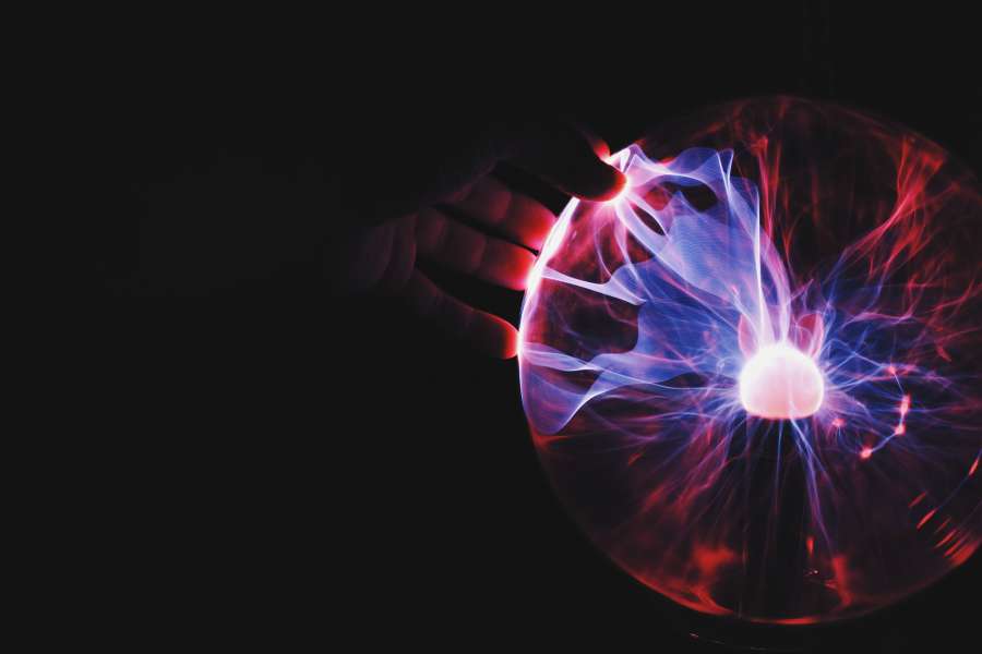 eletricidade, plasma, ciência, bola, luz, tesla, tecnologia, mão, poder, energia, voltagem, faísca, relâmpago, esfera, física, roxo, elétrico, brilhante, carga, brilho, orbe, azul, lâmpada, mágica, vidro, plano de fundo, vermelho, científico, raio, choque, toque, abstrato, chama, círculo, néon, experimento, globo, tecnologia, cor, toque, preto, colorido, criança, futuro, flash, elétrico, explosão, vívido, transparente, isolado