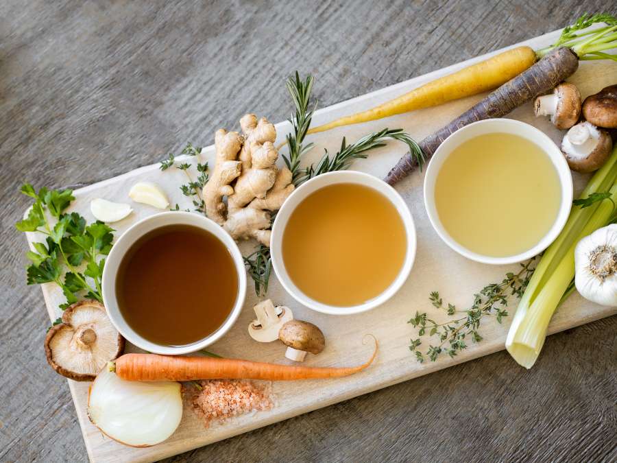 comida, sopa, comida, vegetal, tigela, saudável, jantar, almoço, cenoura, vegetariano, verde, comer, cozinha, prato, prato, fresco, dieta, rústico, quente, aperitivo, delicioso, mesa, caseiro, erva, gourmet, cebola, branco, plano de fundo, exibição, amarelo, vermelho, colher, alto, cozido, saboroso, ingrediente, sopa de vegetais, vegan, tradicional, cozinha, nutrição, close-up
