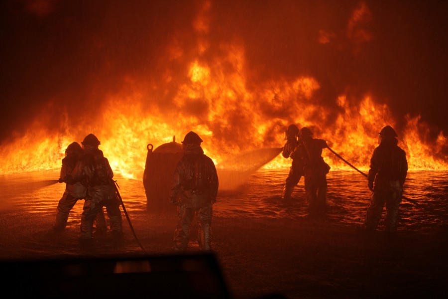 Bombeiro, salvamento, Inferno, Mangueira, Movimento, Segurança, Proteção, Socorrista, Segure, Capacete, À noite, Cor, Dinamite, Cabeça acessório, Calor - Temperatura, Horizontal, Iluminado, Lazer, Pessoas, Roupas de proteção, Areia, De em pé, pessoa irreconhecível, rega, arma, capacete de trabalho