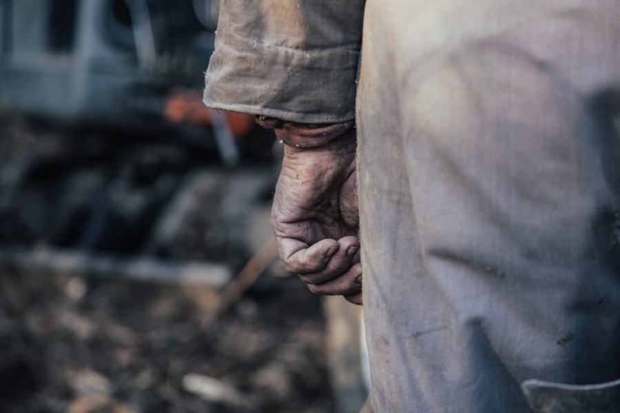 mãos, homem, adulto, trabalho, trabalhador, roupas trabalho, overalls, trabalhador, sujo, sujo, mãos, conceito,