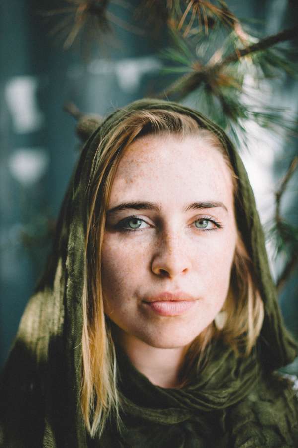retrato, hermoso, cara, joven, mujer, persona, serio, fondo, mirando, hembra, atractivo, niña, gente, adulto, caucásico, ojos, belleza, casual, blanco, bonito, azul, cabello, uno, cámara, lindo, Rubia, moda, expresión, estilo de vida, modelo, cabeza, adolescente, natural, dama, confiado, humano, cerrar, posando, horizontal, primer plano, europeo, de pie, felicidad, rubio, saludable, seria,
