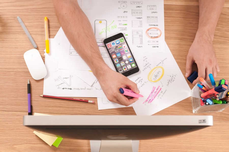 mesa, mac, iphone, design de tecnologia, caneta, caneta, cor, cores, trabalho, trabalho, uma pessoa, pessoas, homem, mãos, mãos, escrever, escrita, escrita,