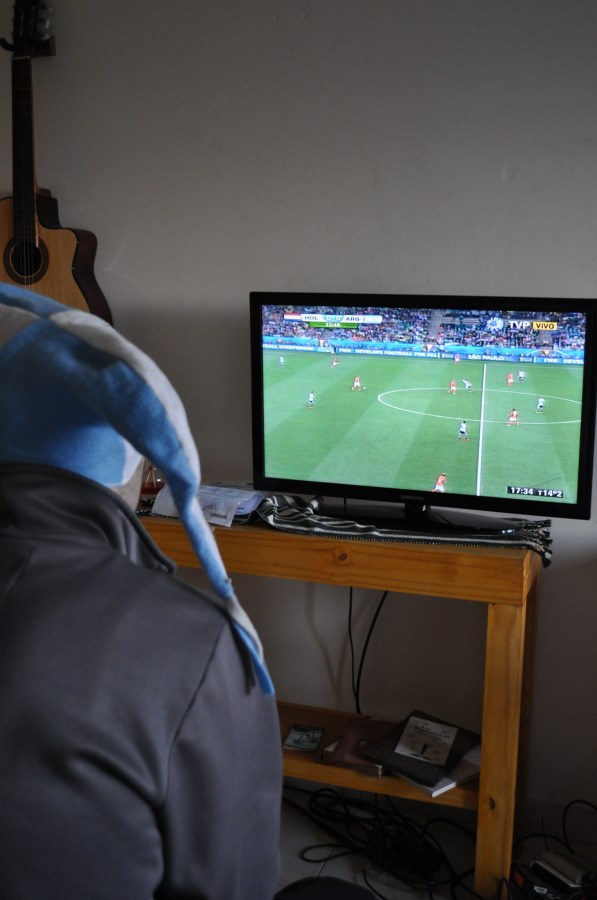 transmitir, time, campeões, objetivo, vida, russo, televisão, vitória, asiático, jogo, futebol, pessoas, público, torcedor, amigos, sala, fãs, casa, celebração, cultura, esporte, diversão, sofá, futebol, casal, assistindo, jogo, tv, bandeira, entretenimento, jovem, argentino, competição, publicidade, casa, américa, apoiadores, torcendo, argentina, rússia, campeonato, homens, argentino, hispânico, latim, comemorando, evento, mulheres
