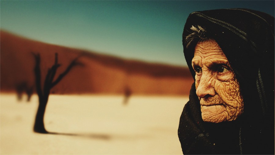mulher, uma pessoa, mulher velha, 80 anos velho, primeiro plano, deserto, árido, antiga, ruga, rugas, cara, grave, sério,