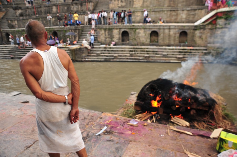 religião, purificação, fogo, sagrado, rio, Ganges, Kathmandu, Nepal, uma pessoa, homem, crematório, morte, budismo, ásia, asiático, tradição, típico,