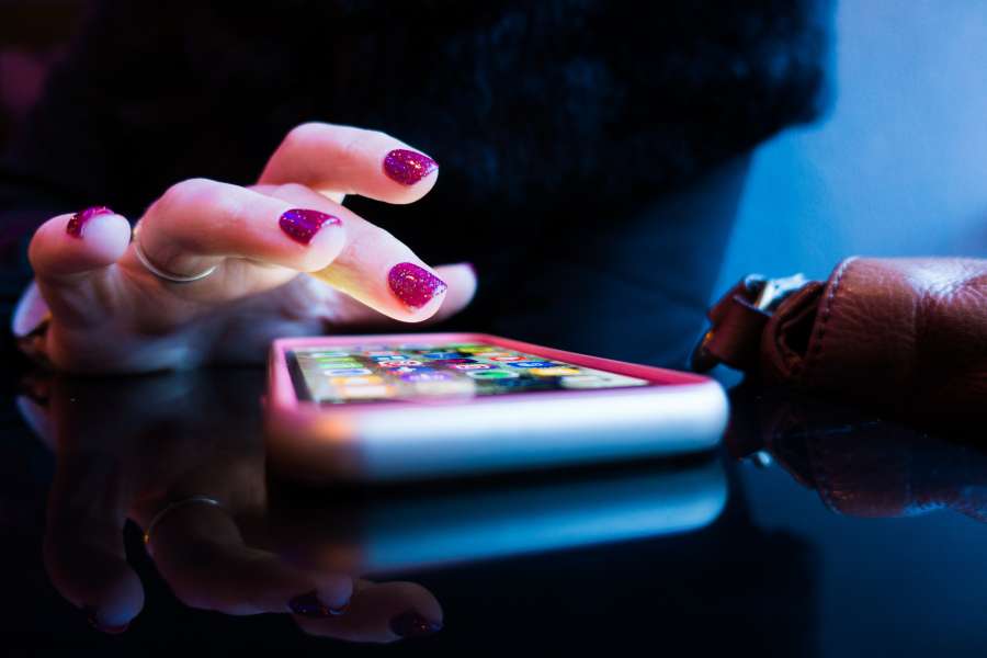 Mão, Dedos, Telefone, IPhone, Telemóvel, Tela, Aplicativos, Unhas, Rosa, Reflexão, Toque, Brilho
