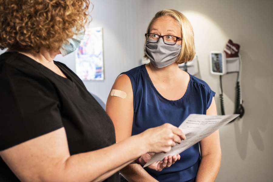 coronavírus, médico, médico, vacina, covid-19, paciente, prevenção, doença, gripe, medicamento, enfermeira, proteção, imunização, injeção, vacinação, doença, hospital, gripe, braço, clínica, pandemia, mulher, adulto, campanha, gesso, velado, vírus, vacinado, bandagem adesiva, saúde, saúde, jovem, receber, corona, senhora, fêmea, máscara facial, conceito, estúdio, plano de fundo, azul, intimidado 19, epidemia, grávida, tiro, gravidez, ombro, mão , injetando, diverso